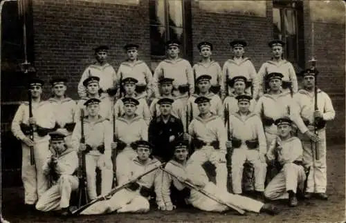 Foto Ak Deutsche Matrosen, Gruppenfoto, Gewehre, Weiße Uniformen