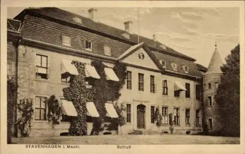Ak Reuterstadt Stavenhagen in Mecklenburg, Schloss  Gebäude mit Fensterläden,  Architektur