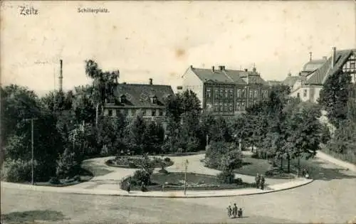 Ak Zeitz im Burgenlandkreis, Schillerplatz, Gartenanlage,  Gebäude, Menschen, Bäume