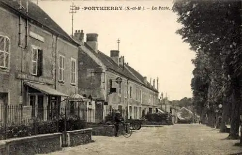 Ak Ponthierry Seine et Marne, Straße mit Häusern, Postgebäude, Radfahrer, Bäume