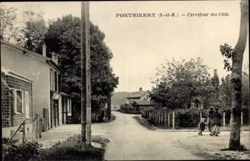 Ak Ponthierry Seine et Marne,  Carrefour des Cités, ländliche Szene, Spaziergänger