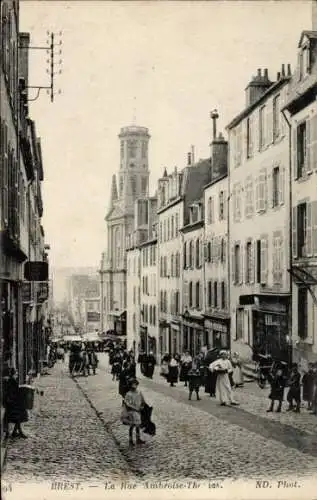 Ak Brest Finistère, Straße mit m Gebäuden, Menschen auf der Straße, Steine, alte Architektur