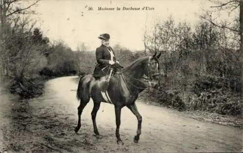 Ak Dourdan Essonne, Frau auf dem Pferd, Waldweg, Vintage-Stil, schwarz-weiß