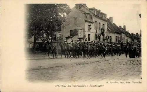 Ak Rambouillet Yvelines, Kavallerie, Ankunft, Cuirassiers,  Architektur