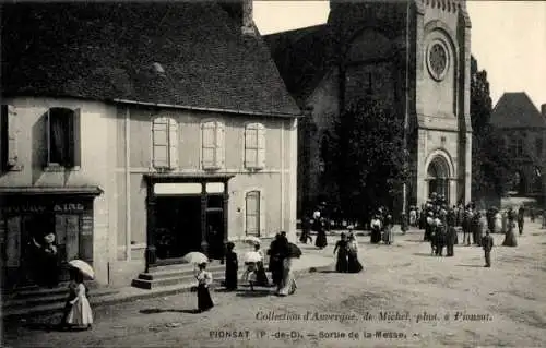 CPA Pionsat Puy de Dôme, Sortie de la Messe