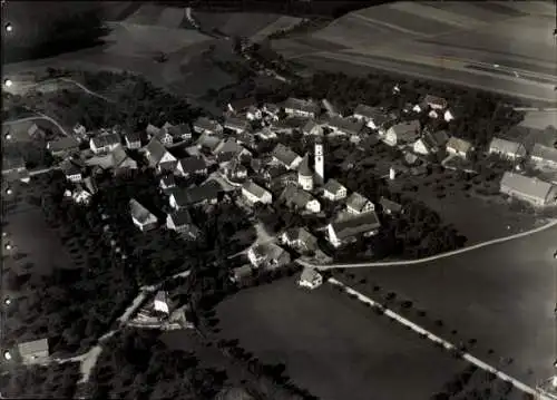 Ak Reichenbach in der Oberlausitz,  ein Dorf mit Kirche, umgeben von Feldern und Hügeln.