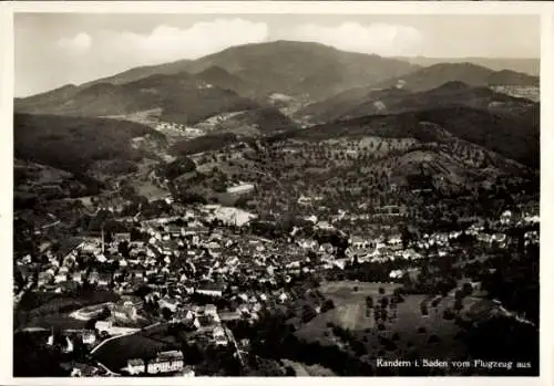 Ak Kandern im Schwarzwald Baden, Luftaufnahme von  Berge im Hintergrund,  Stadtansicht