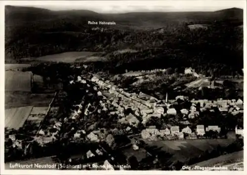 Ak Neustadt in Sachsen, Luftaufnahme, Ruine Hohnstein, Hotel Ratskeller, ländliche Umgebung