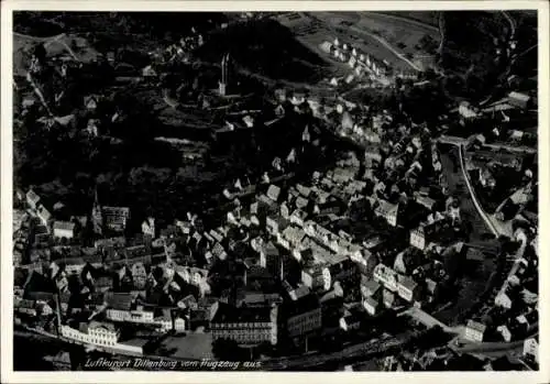 Ak Dillenburg in Hessen, Luftaufnahme von  Häuser, Kirche, Landschaft