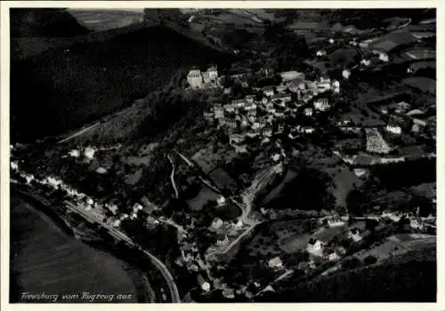 Ak Freusburg Kirchen an der Sieg, Luftaufnahme von  Dorf und Umgebung, am Ufer, Landschaft