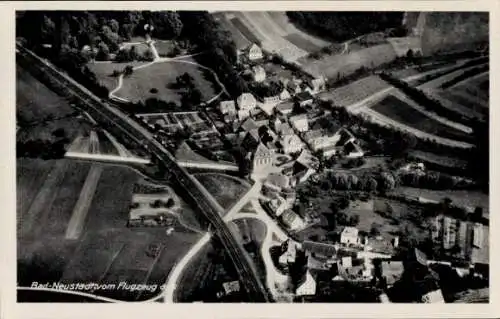 Ak Bad Neustadt an der Saale Unterfranken, Luftaufnahme von  idyllische Landschaft, Wohnhäuser, S