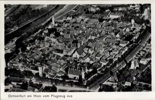 Ak Ochsenfurt am Main Unterfranken, Luftaufnahme von Ochsenfurt, Stadtansicht, Fluss im Bild