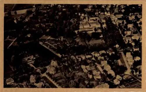 Ak Bad Pyrmont in Niedersachsen, Luftaufnahme von  Gebäude und Bäume sichtbar