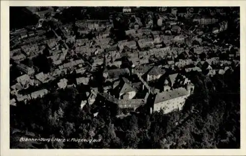 Ak Blankenburg am Harz, Luftbild von  Harz, Stadtansicht, Flugzeugaufnahme