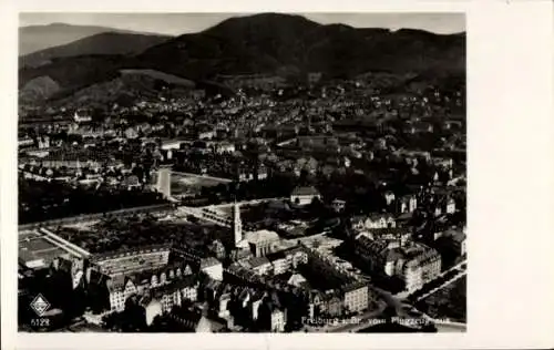 Ak Freiburg im Breisgau, Luftaufnahme von  Berge im Hintergrund, Stadtansicht