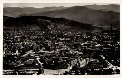Ak Freiburg im Breisgau, Stadtansicht von Freiburg im Breisgau aus der Vogelperspektive, aufge...