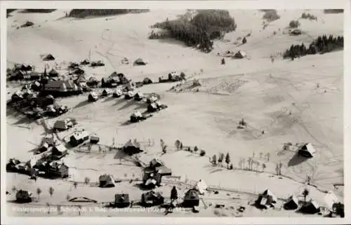 Ak Schonach im Schwarzwald, Wintersportplatz, schneebedeckte Landschaft, viele Hütten, Skigebiete