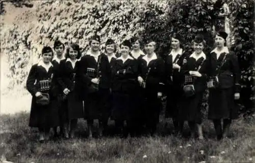 Foto Ak Berliner Straßenbahnschaffnerinnen in Uniform, Gruppenbild 1942