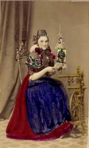 CdV Bauerntracht aus Hannover, Frau am Spinnrad, 1870
