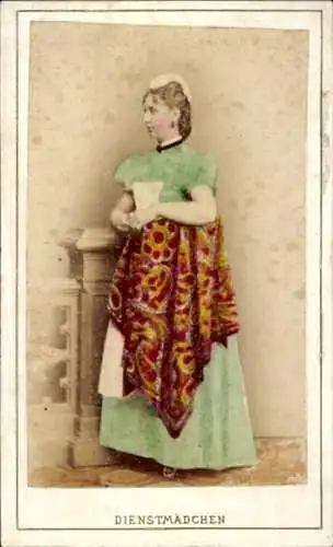 CdV Hamburger Dienstmädchen in Tracht, Fotograf Julius Hahn, Hamburg