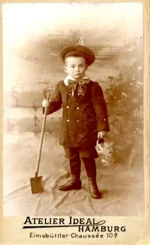 CdV Kinderportrait, Junge mit Eimer und Schaufel