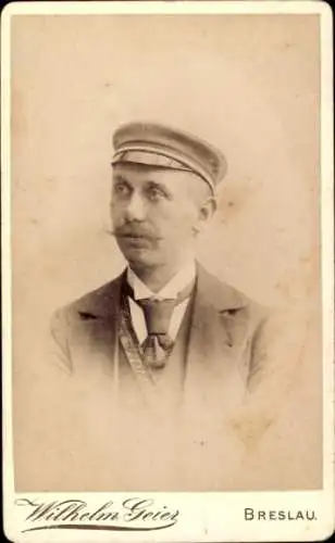 CdV Portrait, Mann mit Mütze und Schnurrbart