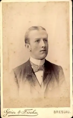 CdV Portrait eines jungen Mannes, karierte Fliege