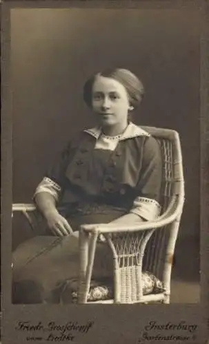 CdV Junge Frau im Korbstuhl, Sitzportrait