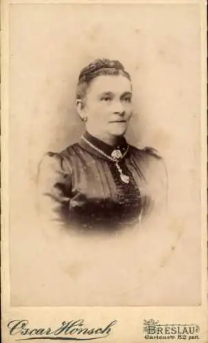 CdV Portrait einer Frau, Halskette