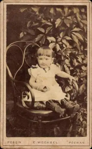 CdV Kinderportrait, Kleinkind auf einem Stuhl sitzend