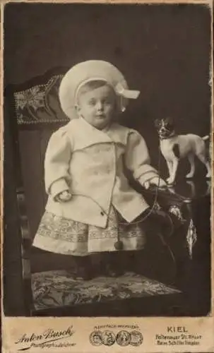 CdV Kinderportrait, Kleinkind auf einem Sessel stehend, Spielzeughund