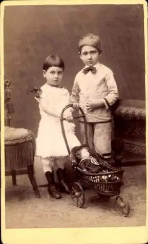 CdV Kinderportrait, zwei Kinder mit Puppenwagen, Puppe