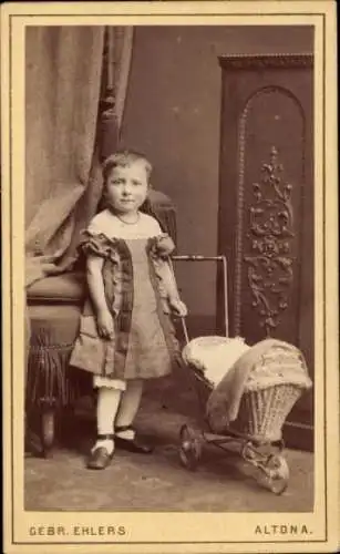 CdV Kinderportrait, Mädchen mit Puppenwagen