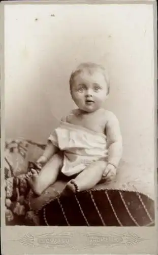 CdV Kinderportrait, sitzendes Kleinkind