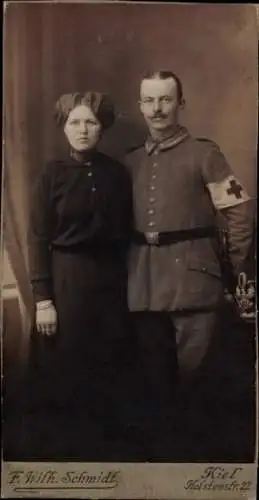 CdV Kiel, Sanitäter in Uniform, Standportrait mit Frau