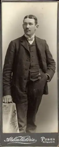 CdV Junger Mann im Anzug, Standportrait