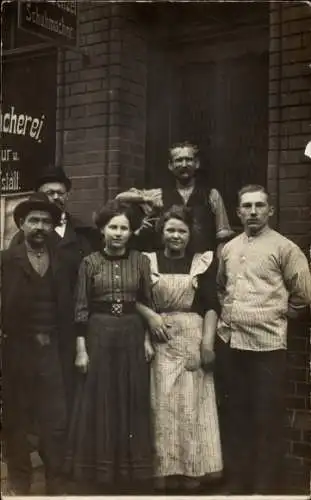 Foto Ak Hildesheim, Schuhmacher, Gruppenbild vor dem Eingang zur Werkstatt