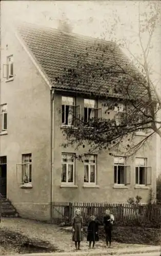 Foto Ak Graste Lamspringe in Niedersachsen, Drei Kinder vor einem Wohnhaus