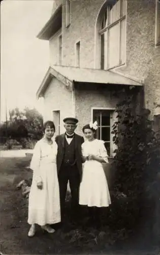 Foto Ak Karpacz Krummhübel im Riesengebirge Schlesien, Mann und zwei junge Frauen vor einem Haus