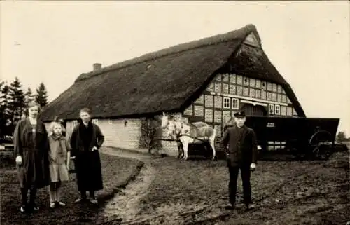 Foto Ak Wörpedorf Grasberg in Niedersachsen, Fachwerkhaus, Anwohner, Fuhrwerk
