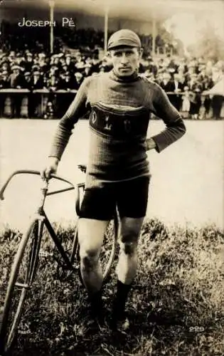 Ak Radrennfahrer Joseph Pé, Standportrait, Fahrrad, Zuschauertribüne im Hintergrund