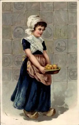 Präge Ak Mädchen in niederländischer Tracht, Holzschuhe, Schüssel mit Früchten