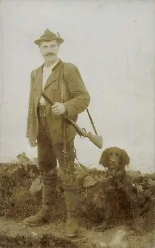 Foto Ak Jäger, Standportrait mit Gewehr, Hund