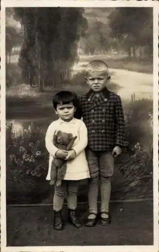 Foto Ak Kinderportrait, zwei Jungen mit Teddybär