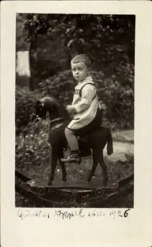 Foto Ak Kinderportrait, Junge auf einem Schaukelpferd, Günther Appel, etwa 1926