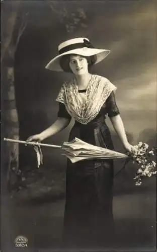 Ak Dame im Kleid mit Hut und Schirm, Standportrait