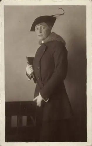 Foto Ak Junge Frau im Mantel, Pelzkragen, Hut, Standportrait