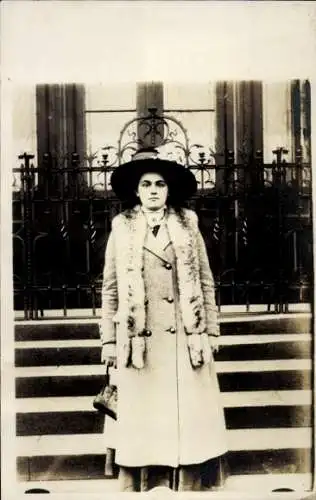 Foto Ak Porträt einer jungen Frau, Mantel, Handtasche, Hut, Treppen