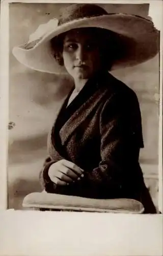 Foto Ak Junge Frau mit Hut, Portrait
