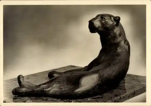Ak Liegender Leopard, Skulptur von Prof. Hans Haffenrichter